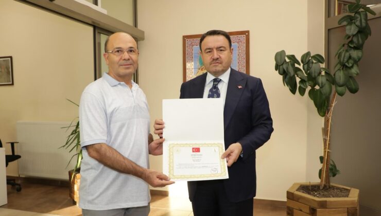 Vali Işın, emekli olan polis memuruna hizmet belgesini takdim etti