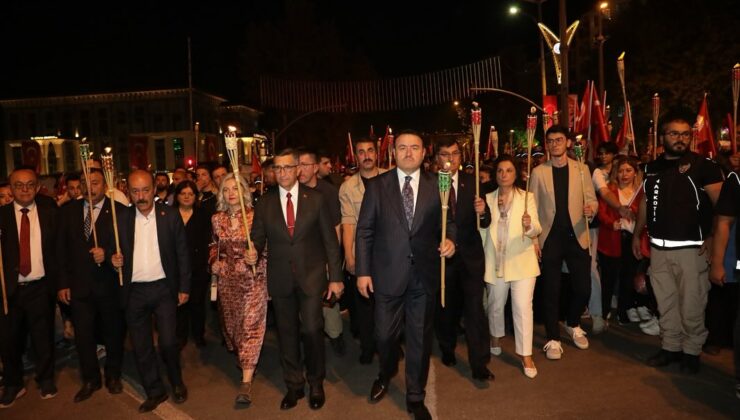 Büyük Zafer için yanan meşaleler caddeleri aydınlattı