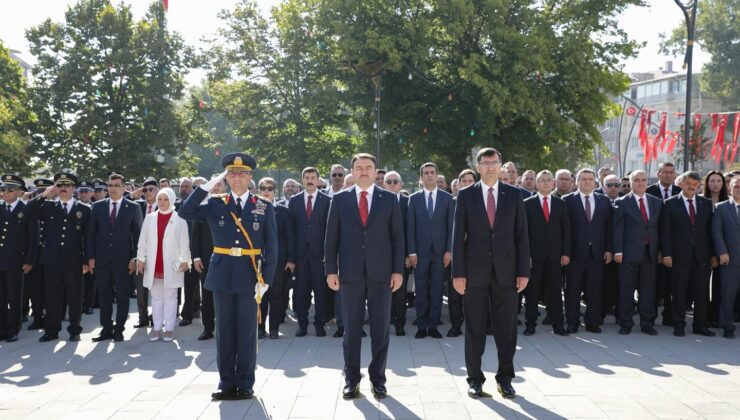 30 Ağustos kutlamaları çelenk sunumuyla başladı