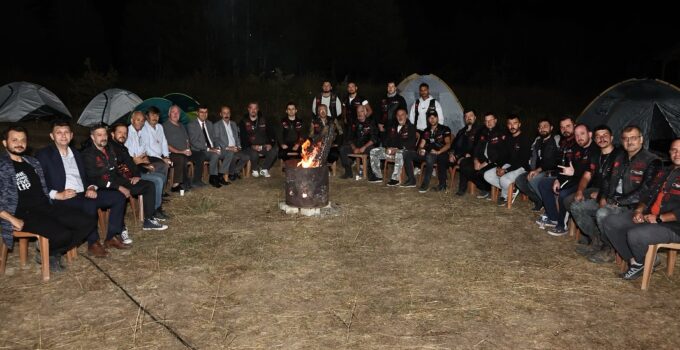 Kamp ateşi etrafında Zafer Bayramı coşkusu yaşandı