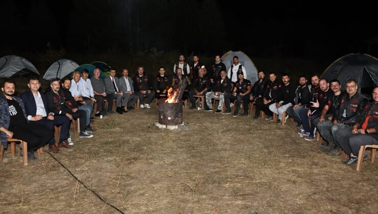 Kamp ateşi etrafında Zafer Bayramı coşkusu yaşandı