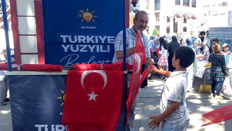 AK Parti vatandaşlara Türk bayrağı dağıttı