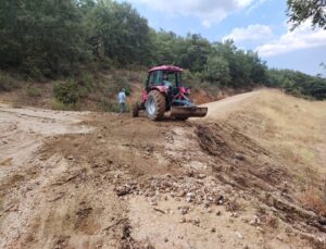 Köyü sel vurdu, kapanan yol muhtarlığın imkanlarıyla açıldı