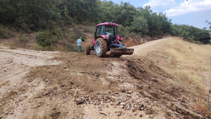 Köyü sel vurdu, kapanan yol muhtarlığın imkanlarıyla açıldı