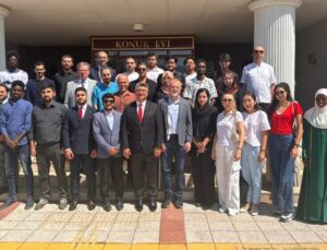 Rektör Kızıltoprak, yabancı uyruklu öğrencilerle buluştu