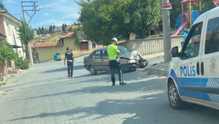 Otomobil elektrik direğine çarptı: 2 yaralı