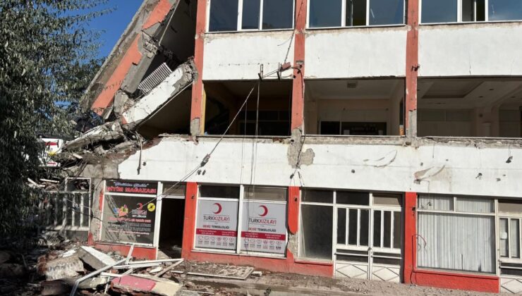43 yıllık Kızılay İş hanı yıkıldı