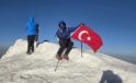 Kütahyalı 3 dağcı Ağrı Dağı zirvesine tırmandı