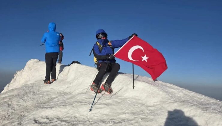 Kütahyalı 3 dağcı Ağrı Dağı zirvesine tırmandı