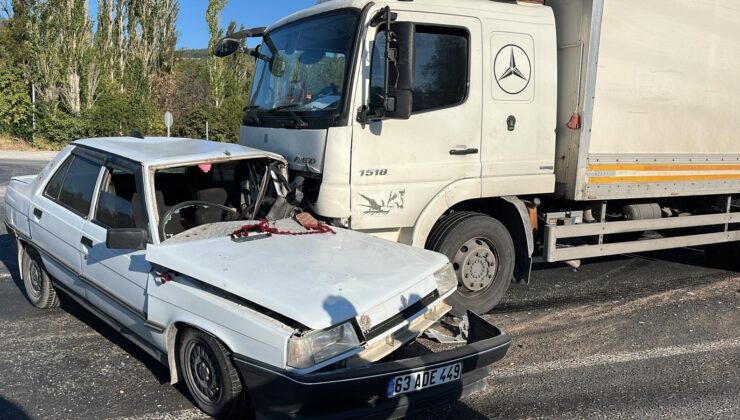 Kamyonet ile otomobil çarpıştı: 2 yaralı