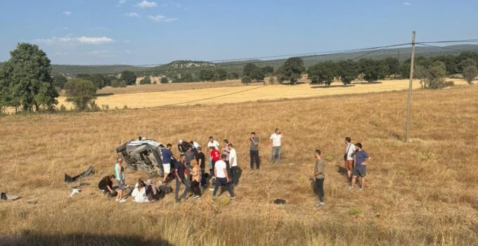 Takla atan otomobil tarlaya uçtu: 1 ölü 4 yaralı