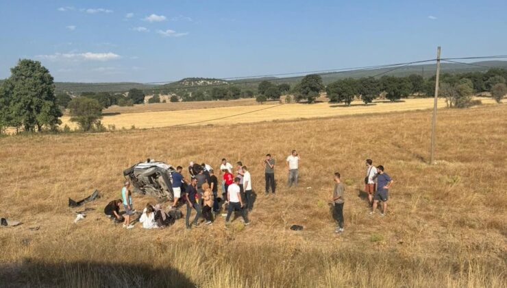 Takla atan otomobil tarlaya uçtu: 1 ölü 4 yaralı