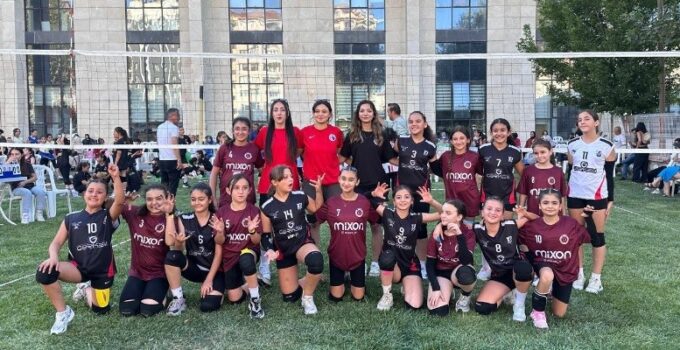 Belediye bahçesinde voleybol turnuvası heyecanı