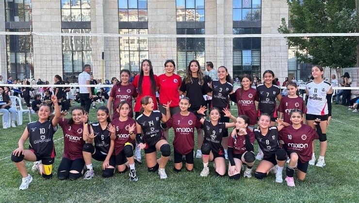 Belediye bahçesinde voleybol turnuvası heyecanı