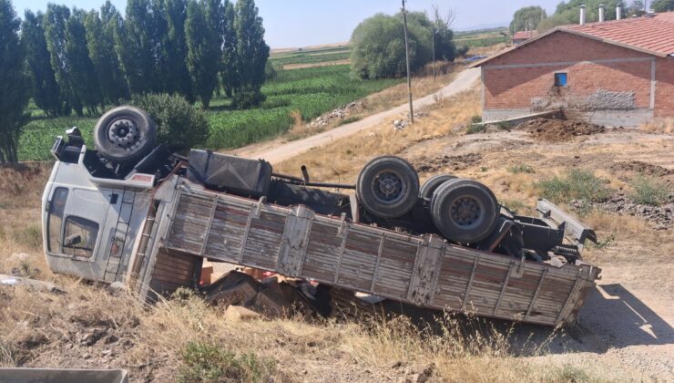 İnşaat malzemesi taşıyan kamyon devrildi: 1 yaralı