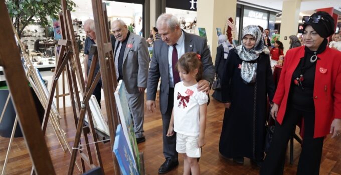 Minik öğrenciler 30 Ağustos ruhunu tuvale yansıttı