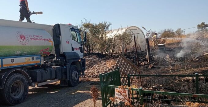 Tarlada çıkan yangın köye ulaşmadan söndürüldü