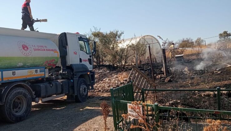 Tarlada çıkan yangın köye ulaşmadan söndürüldü