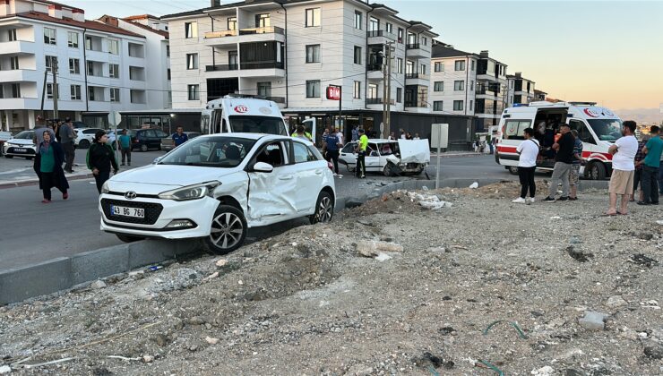 Yine aynı kavşak! Sürücü alkollü ve ehliyetsiz çıktı: 3 yaralı