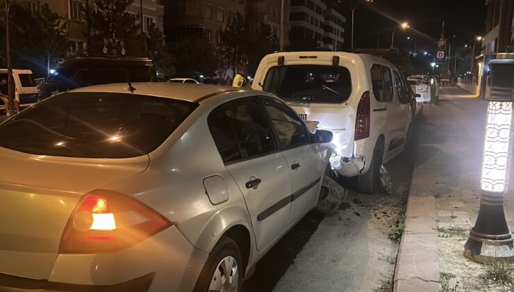 Otomobil park halindeki araçlara çarptı: Sürücü alkollü çıktı