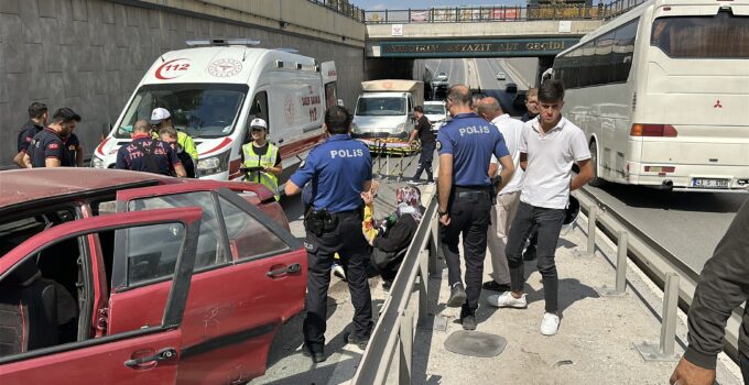 Bariyerlere çarpan otomobil hurdaya döndü: 2 yaralı