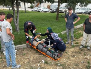Park halindeki TIR’a çarpan otomobilin sürücüsü yaralandı
