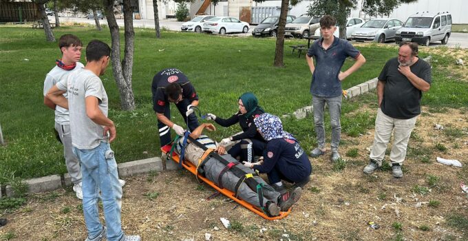 Park halindeki TIR’a çarpan otomobilin sürücüsü yaralandı