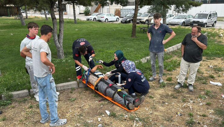 Park halindeki TIR’a çarpan otomobilin sürücüsü yaralandı
