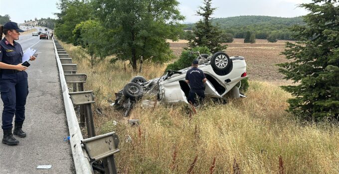 Otomobil bariyerleri aşıp takla attı: 2 yaralı