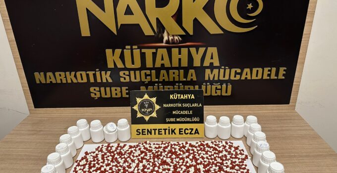Durdurulan araçta bin 38 sentetik ecza ele geçirildi