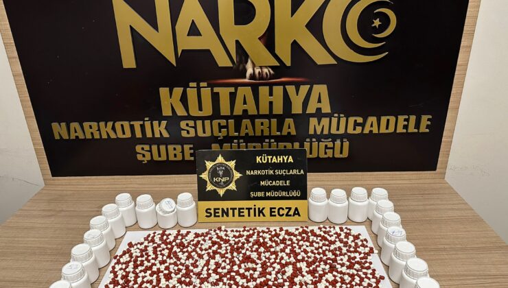 Durdurulan araçta bin 38 sentetik ecza ele geçirildi