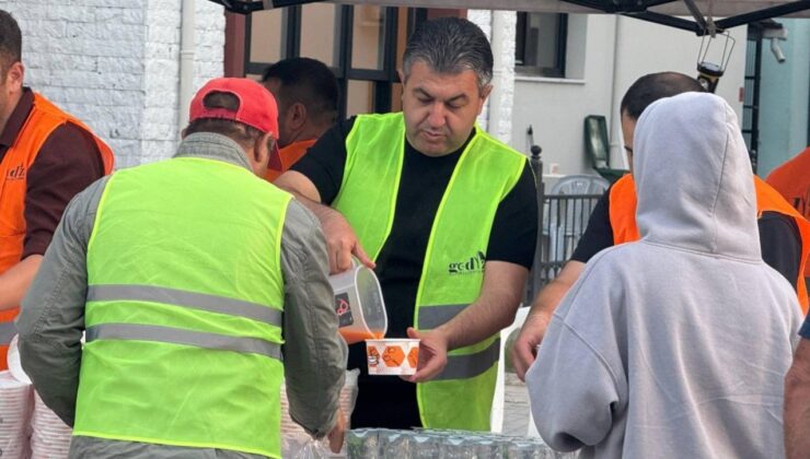 Gediz Belediyesi’nden depremzedelere çorba ve su ikramı