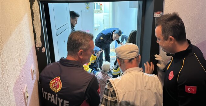 Evde mahsur kalan yaşlı adam için kurtarma seferberliği