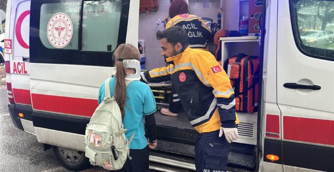 Okul servisi ile otomobil çarpıştı: 1’i öğrenci 2 kişi yaralandı