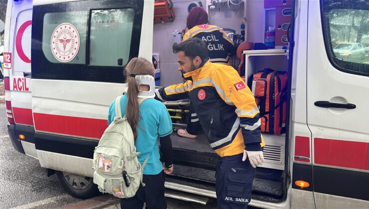 Okul servisi ile otomobil çarpıştı: 1’i öğrenci 2 kişi yaralandı