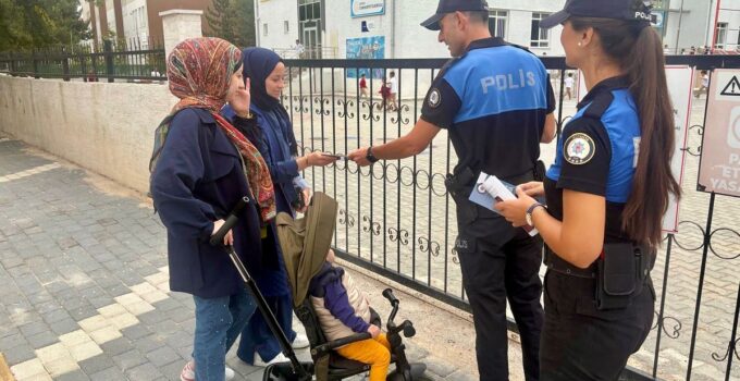 Polisler, öğrencilerin güvenliği için velileri bilgilendirdi