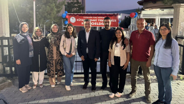 DPÜ yeni öğrencilerini otogarda karşıladı