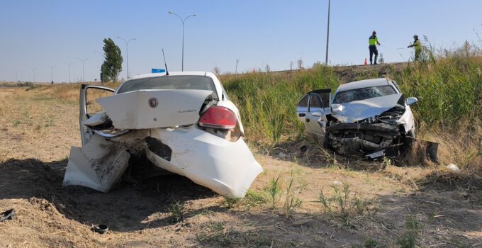 Otomobil park halindeki polis aracına çarptı: 4 yaralı