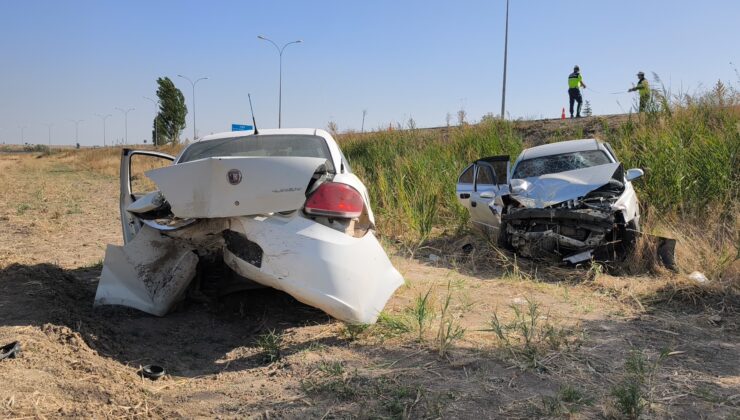 Otomobil park halindeki polis aracına çarptı: 4 yaralı