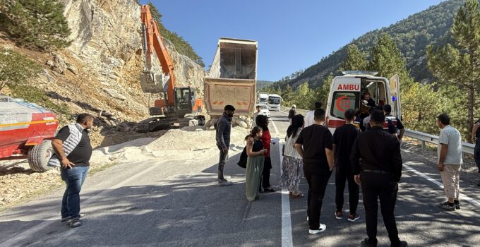 Toz dumanının arasında kalan işçiye otomobil çarptı