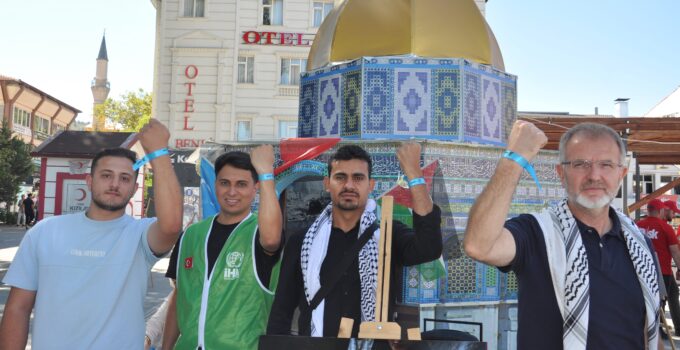 Küresel Sumud Filosu’na mavi kurdeleli destek
