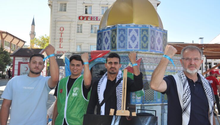 Küresel Sumud Filosu’na mavi kurdeleli destek