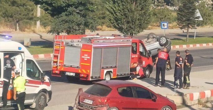 Çarpışan otomobillerden biri takla attı: 2 yaralı