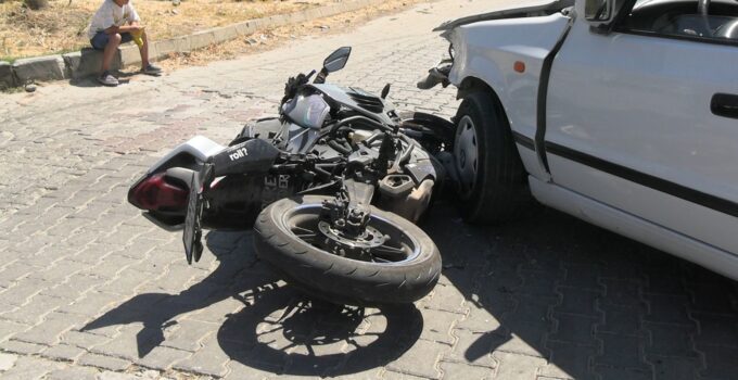 Otomobil ile motosiklet çarpıştı: 1 yaralı