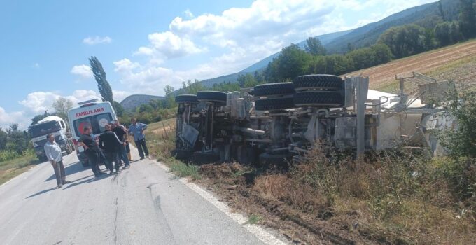 Lastiği patlayan beton mikseri devrildi: 1 yaralı