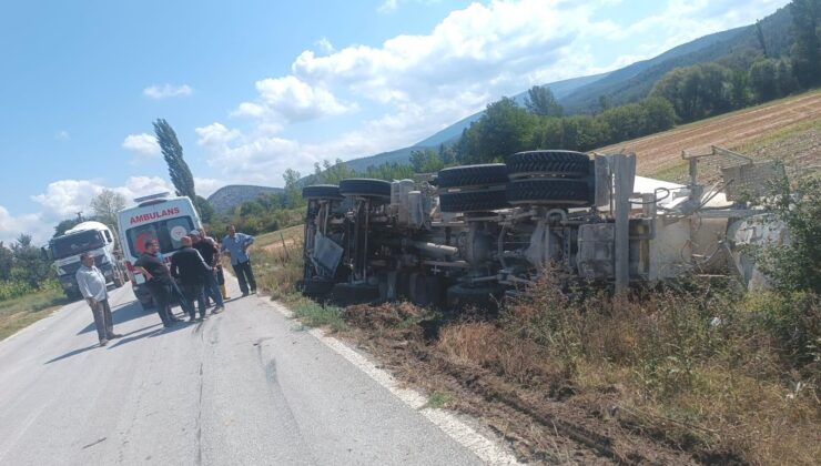 Lastiği patlayan beton mikseri devrildi: 1 yaralı