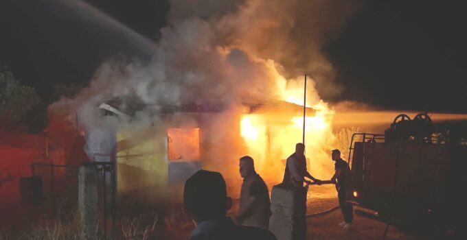 Bağ evinde çıkan yangın ormana sıçramadan söndürüldü