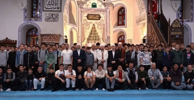 Gençler, Mevlid-i Nebi coşkusuyla sabah namazında buluştu