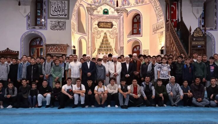 Gençler, Mevlid-i Nebi coşkusuyla sabah namazında buluştu