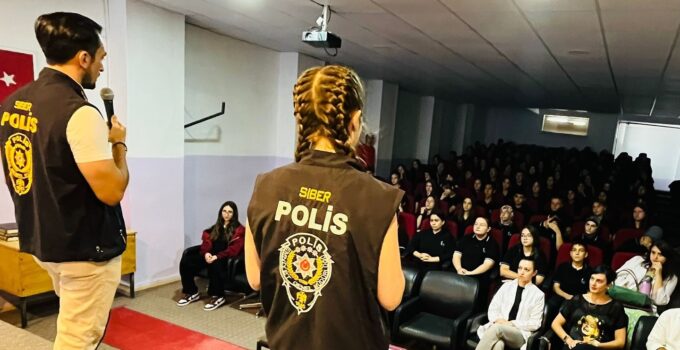 Siber ekipleri öğrencileri bilgilendirdi